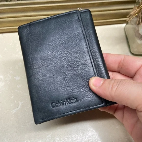 Calvin Klein Leather Wallet. UNISEX - Picture 3 of 8
